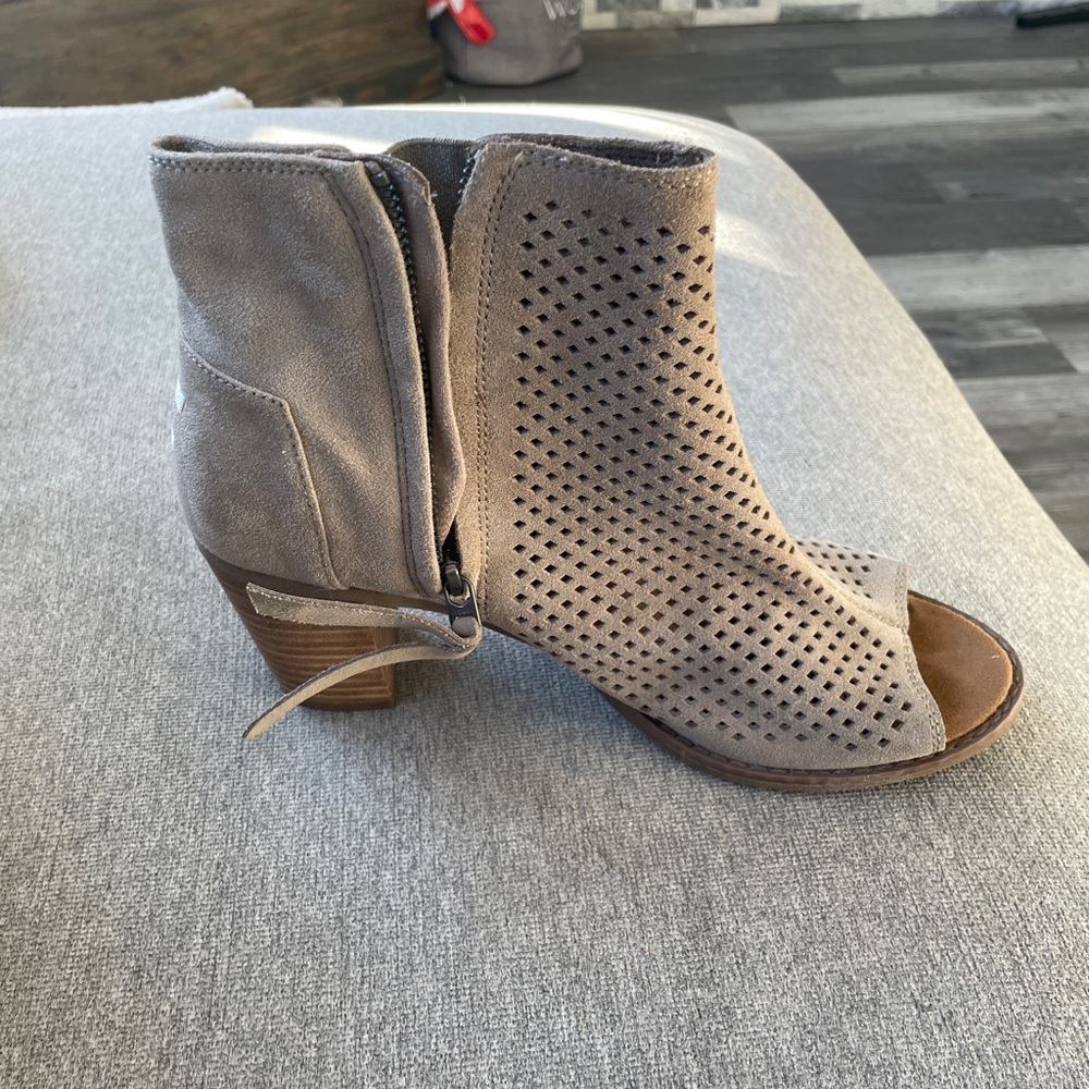 Tom’s Booties - Picture 5 of 5